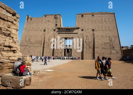 Le pylône au Temple d'Horus à Edfu en Égypte. Debout à 36 mètres de haut, les murs des pylônes sont gravés de reliefs représentant Ptolémée XII Banque D'Images