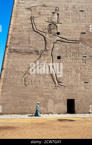 Le pylône au Temple d'Horus à Edfu en Égypte. Debout à 36 mètres de haut, les murs des pylônes sont gravés de reliefs représentant Ptolémée XII Banque D'Images