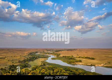 Rivière sombre peu profonde et large qui traverse les dunes du Nebraska dans la forêt nationale du Nebraska, vue aérienne des paysages de l'après-midi au début de l'automne Banque D'Images