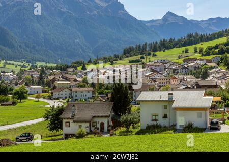 Un aperçu de Müstair, dans le Val Monastero, dans le canton des Grisons, en Suisse, par une journée ensoleillée Banque D'Images
