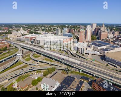Providence Interchange Road à l'Interstate Highway I-95 sortie 22 vers Memorial Blvd vue aérienne dans le centre-ville de Providence, Rhode Island RI, États-Unis. Banque D'Images