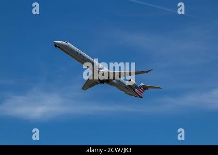 Montréal, Québec / Canada - 06/19/2020 : et American Eagle CRJ900 au départ de l'aéroport Trudeau de Montréal. Banque D'Images