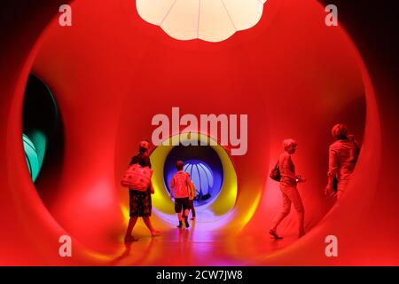 Les gens apprécient l'installation de lumière immersive Daedalum Luminarium par Architects of Air, qui fait partie du festival international de Greenwich et des Docklands, Londres Banque D'Images