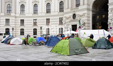 Vienne, Autriche. 28 septembre 2020. Extinction manifestation de la rébellion à Michaelerplatz à Vienne. Lors d'un événement qui n'a pas été enregistré selon la police, les activistes ont occupé la place avec des tentes et des bannières, entre autres. Crédit : Franz PERC/Alay Live News Banque D'Images