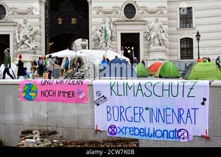 Vienne, Autriche. 28 septembre 2020. Extinction manifestation de la rébellion à Michaelerplatz à Vienne. Lors d'un événement qui n'a pas été enregistré selon la police, les activistes ont occupé la place avec des tentes et des bannières, entre autres. L'image montre une bannière qui se lit « cinq à douze et nous célébrons toujours ». Crédit : Franz PERC/Alay Live News Banque D'Images