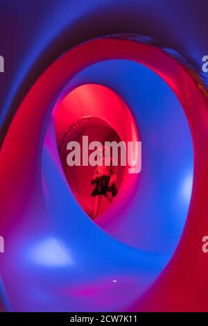 Les gens apprécient l'installation de lumière immersive Daedalum Luminarium par Architects of Air, qui fait partie du festival international de Greenwich et des Docklands, Londres Banque D'Images