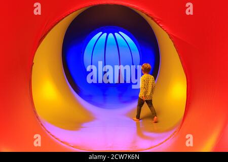 Les gens apprécient l'installation de lumière immersive Daedalum Luminarium par Architects of Air, qui fait partie du festival international de Greenwich et des Docklands, Londres Banque D'Images