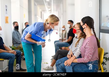 Portrait de l'infirmière et des patients avec masques faciaux, coronavirus, covid-19 et concept de vaccination. Banque D'Images