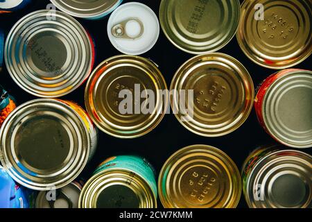 Divers aliments en conserve en boîtes métalliques, vue du dessus, entreposage de nourriture non périssable ou dons Banque D'Images