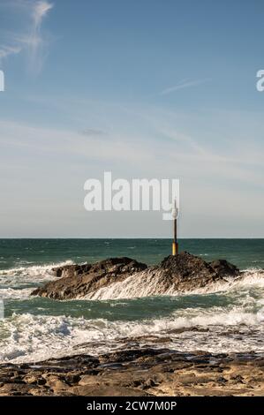 Portrait de Barrel Rock à la fin du brise-lames de Bude avec des vagues de l'Atlantique qui s'écrasant contre les rochers. Banque D'Images