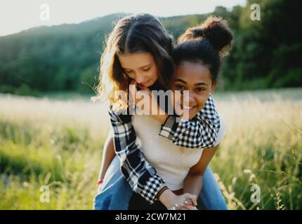 Vue de face des jeunes filles adolescentes en plein air dans la nature, s'amuser. Banque D'Images