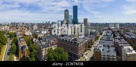 Gratte-ciels de Boston Back Bay incluant Prudential Tower, John Hancock Tower et four Seasons Hotel at One Dalton Street, Boston, Massachusetts, États-Unis. Banque D'Images