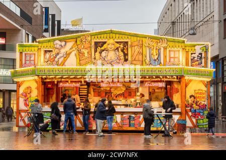 La Haye, pays-Bas - 15 janvier 2020 : stand vendant des boules de pâte frites traditionnelles hollandaises 'oliebollen' en hiver dans le centre-ville de T Banque D'Images