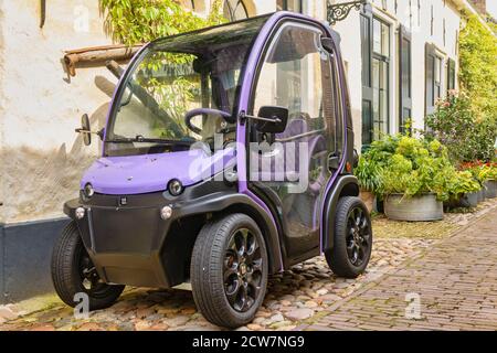 Elburg, pays-Bas - 27 août 2020 : petite mini voiture électrique pour deux personnes, Biro, garée dans la ville néerlandaise d'Elburg, aux pays-Bas Banque D'Images