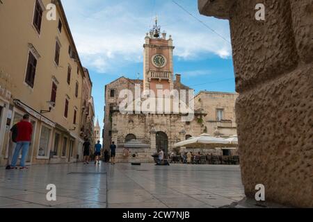 Zadar / Croatie - 2 septembre 2020: Vue panoramique sur la place principale dans la ville de marbre Zadar, destination touristique populaire en Croatie, Europe. Banque D'Images