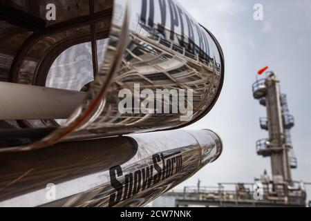 Technologies de sécurité de l'usine de raffinerie de pétrole. Extincteur. Tour de distillation floue sur fond. Gisement de pétrole de Zhaik-Munai, Kazakhstan. Banque D'Images