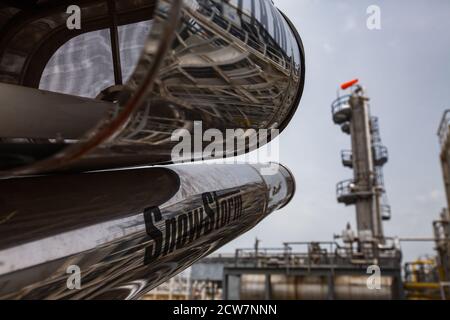 Technologies de sécurité de l'usine de raffinerie de pétrole. Extincteur. Tour de distillation floue sur fond. Gisement de pétrole de Zhaik-Munai, Kazakhstan. Banque D'Images