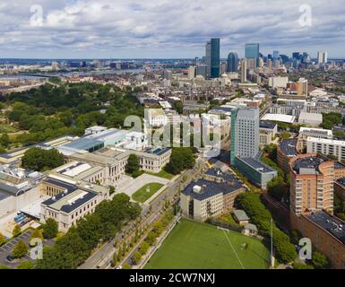 Musée des beaux-arts de Boston et gratte-ciels de Back Bay, dont Prudential Tower, John Hancock Tower et four Seasons Hotel, Boston, Massachusetts, États-Unis. Banque D'Images