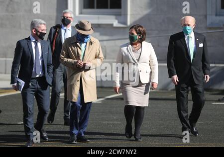 L'ambassadeur des États-Unis en Irlande Edward F. Crawford (à droite) et l'envoyé spécial des États-Unis pour l'Irlande du Nord Michael Mulvaney (deuxième à partir de la gauche) avec le leader de Sinn Fein Mary Lou McDonald, Ciaran Quinn (représentant de Sinn Fein en Amérique du Nord) et le sénateur Niall O Donnghaile après une réunion à la Maison Leinster à Dublin. Banque D'Images