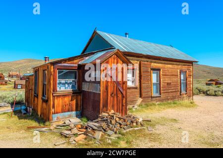 Vieux toilettes en plein air des années 1800, dans le parc historique de l'État de Bodie, ville fantôme de Californie. Aux États-Unis d'Amérique, près de Yosemite national Banque D'Images