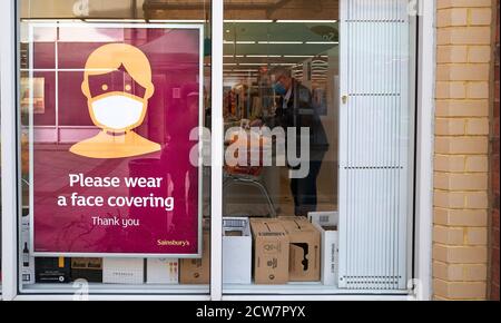 Avis sur la couverture faciale au magasin Sainsbury's, Market Harborough, Leicestershire, Angleterre, pendant l'épidémie de coronavirus, septembre 2020. Banque D'Images
