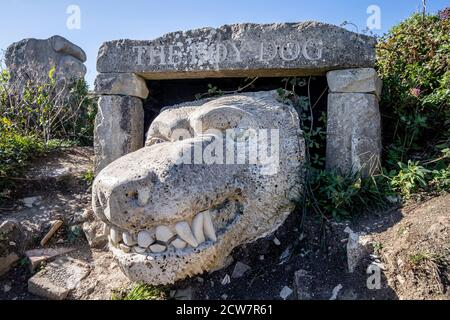 Sculpture du chien Roy par l'artiste Damien Briggs sculptée de Portland Stone au Tout Quarry Sculpture Park sur l'île de Portland, Dorset, Royaume-Uni. Banque D'Images