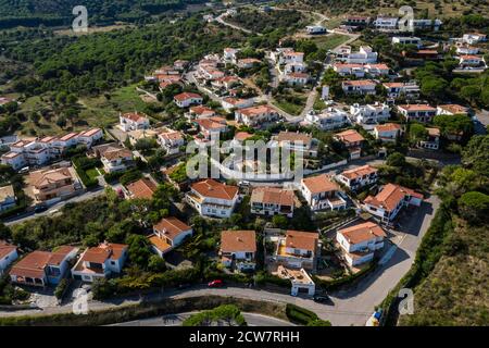 Vue aérienne des maisons sur la côte près du village de pêcheurs de Puerto de la Selva, sur la Costa Brava en Catalogne, Espagne Banque D'Images