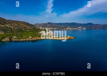 Vue aérienne du littoral entre Puerto de la Selva et Llanca, sur la Costa Brava, en Catalogne, Espagne Banque D'Images
