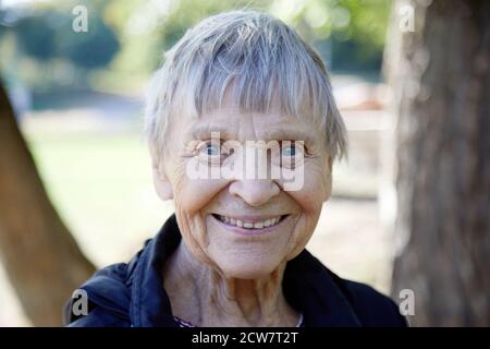 Portrait d'une femme de quatre-vingt-dix ans souriant dans le parc. Banque D'Images