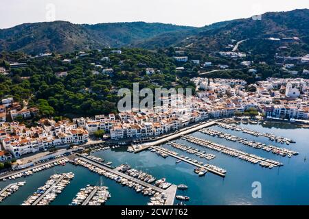 Vue aérienne du village de pêcheurs de Puerto de la Selva, sur la Costa Brava, en Catalogne, Espagne Banque D'Images