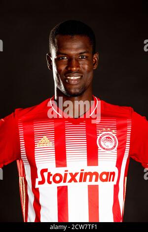 Ousseynou Ba d'Olympiacos pris à la Journée des médias de l'Olympiacos Banque D'Images