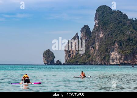 Deux hommes kayak sur la mer d'andaman près des îles tropicales de Phi Phi . Journée ensoleillée et eau d'aigue-marine. Banque D'Images