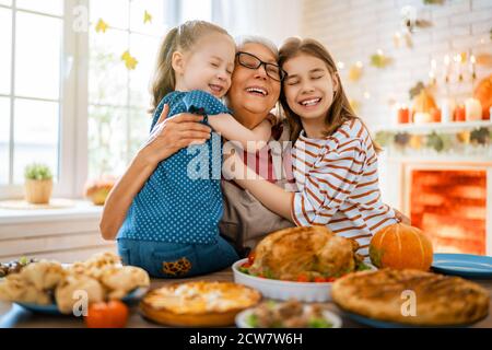 Bonne journée de Thanksgiving ! Fête d'automne. Famille assise à la table et célébrant les vacances. Dîner traditionnel. Grand-mère et petites-filles. Banque D'Images