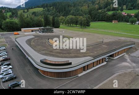 Oberstdorf, Allemagne. 28 septembre 2020. Vue à vol d'oiseau du nouveau bâtiment fonctionnel du stade de ski de fond de la coupe du monde Ried (vue aérienne avec un drone). Le stade, qui a été reconstruit et rénové pour les championnats du monde de ski nordique de 2021, a été présenté lors d'un événement de presse. Credit: Karl-Josef Hildenbrand/dpa/Alay Live News Banque D'Images
