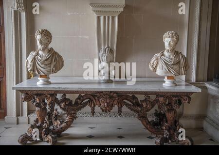 Deux bustes salle en marbre Houghton Hall North Norfolk Angleterre Banque D'Images