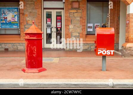 Australia Post boîtes aux lettres rouges modernes et traditionnelles devant le bureau de poste de York sur Avon Terrace York Australie occidentale. Banque D'Images