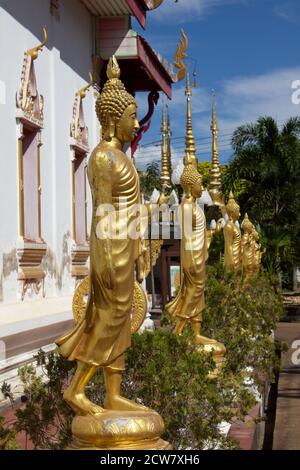 Une rangée d'images de Bouddha doré au temple bouddhiste de Wat Phong Sunan, Phrae, dans le nord de la Thaïlande Banque D'Images