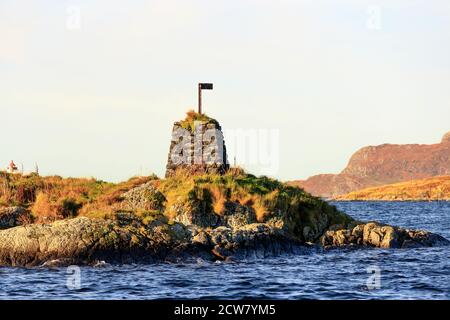 RUNDE, NORVÈGE - 2017 OCTOBRE 19. Marque de pierre de navigation maritime sur l'île en Norvège. Banque D'Images
