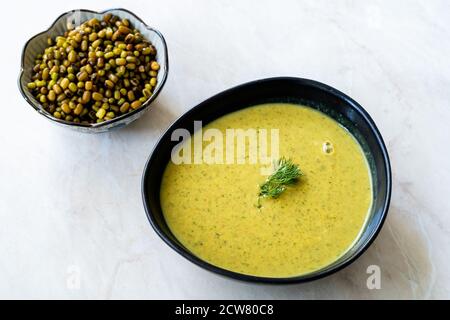 Soupe de haricots mung / haricots Monggo dans le bol. Prêt à servir et à manger. Banque D'Images