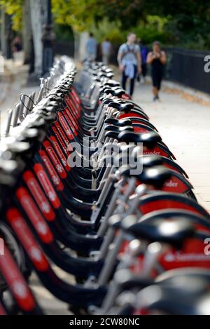 Londres, Angleterre, Royaume-Uni. Longue rangée de Santander louez des vélos à une station d'accueil sur le Victoria Embankment Banque D'Images