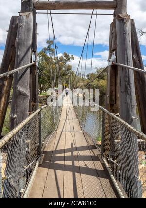 Pont suspendu en bois passerelle traversant l'Avon River York Western Australia. Banque D'Images