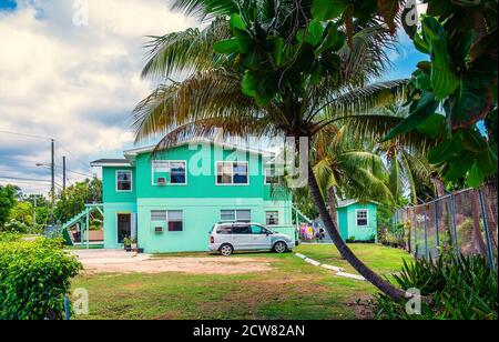 Grand Cayman, îles Caïmans, juillet 2020, vue sur une maison verte de deux étages à George Town Banque D'Images