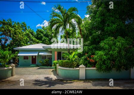 Grand Cayman, îles Caïmans, juillet 2020, vue sur une maison de style populaire avec jardin et entrée de garage à George Town Banque D'Images
