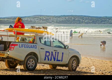 RNLI maître-nageur à la plage de Gwithian, Cornouailles du Nord, Angleterre. Banque D'Images