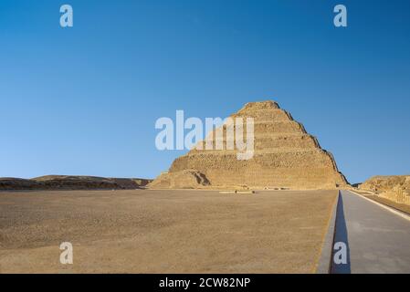 Memphis, Égypt - la plus ancienne pyramide debout en Égypte, conçue par Imhotep pour le roi Djoser, située à Saqqara, un ancien bu Banque D'Images