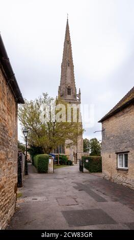 St Mary's est une église paroissiale de l'Angleterre à Higham Ferrers, dans le Northamptonshire. C'est un bâtiment classé de classe I. Banque D'Images