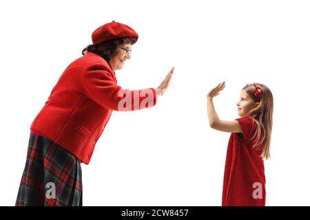 Grand-mère gestante High-Five avec une petite fille isolée sur blanc arrière-plan Banque D'Images