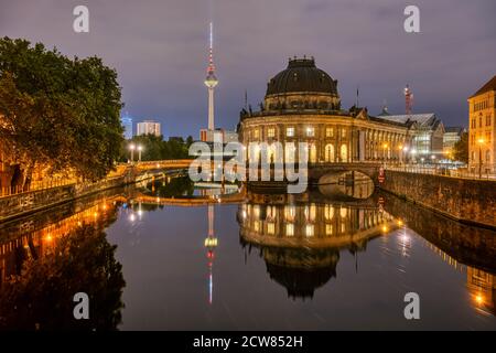 Le Musée de la Bode et la Tour de télévision à Berlin à nuit Banque D'Images