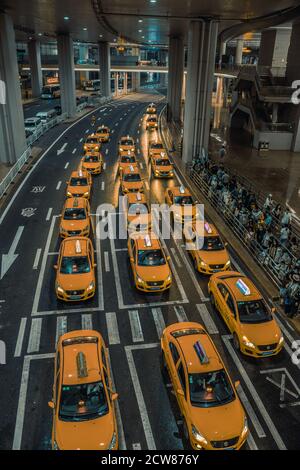La ligne des taxis jaunes à l'aéroport de Chongqing. Banque D'Images
