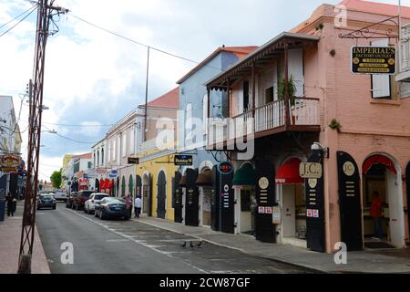 Dronningens Gade, la rue principale du centre-ville historique de Charlotte Amalie sur l'île Saint Thomas, îles Vierges américaines, États-Unis. Banque D'Images